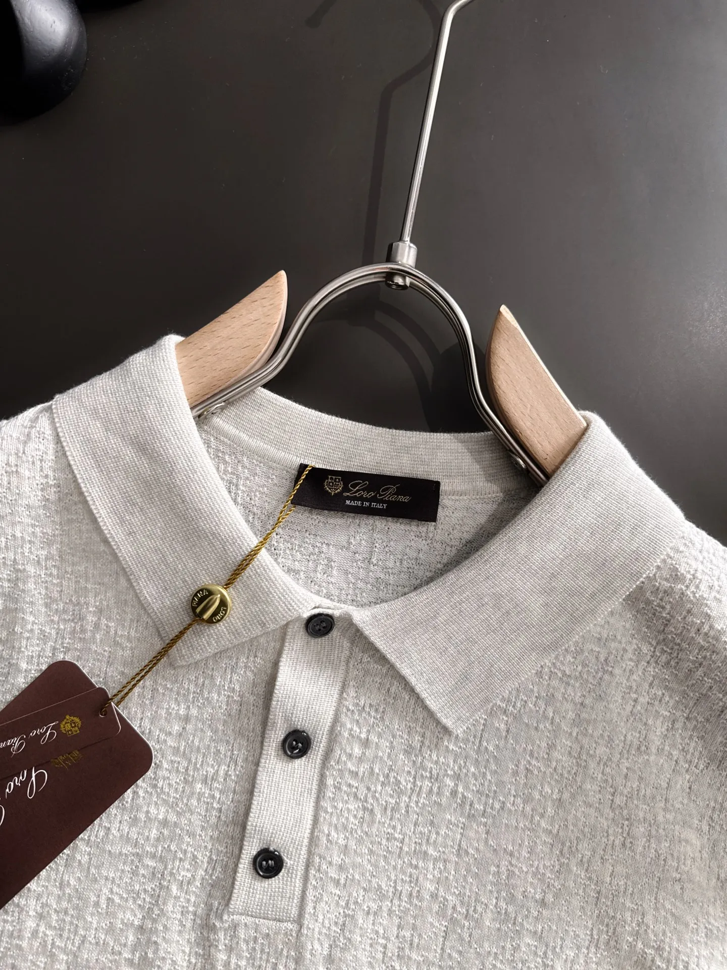 Next day shipment LP high quality Loro Piana 26ss New Arrival men's short-sleeved T-shirt Made of combed cotton yarn knitted cotton fabric, no pressure when entering and exiting the counter Exclusive control of raw materials It feels substantial when weighed, and the upper body is more textured than ordinary T-shirts. This texture can cope with the weather easily and is suitable for both hot and cold! Loose fit design, looks noble. The only correct version is available Size: M to XXXL